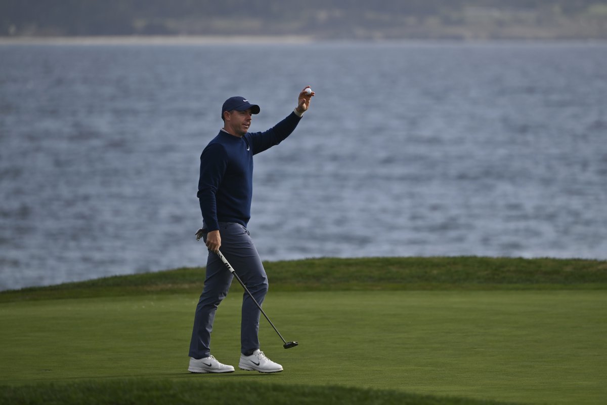 로리 매킬로이가 18번 홀에서 우승을 확정한 뒤 골프공을 들고 팬들에게 인사를 하고 있다. 페블비치(미국) ㅣAP 뉴시스