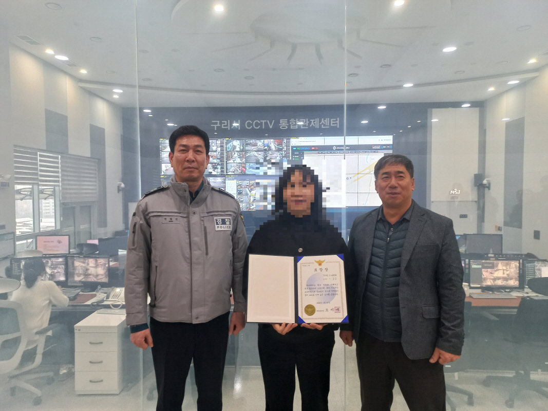 구리시 CCTV통합관제센터에서 음주 운전자 현장 검거 기여한 경찰관 모습. 사진제공ㅣ구리시