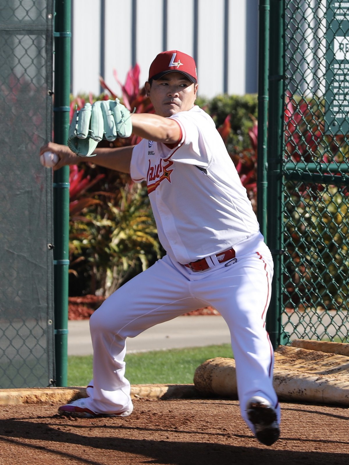 SSG 랜더스 노경은이 지난달 31일(한국시간) 플로리다주 베로비치에 차려진 팀의 스프링캠프에서 첫 불펜피칭을 실시하고 있다. 48개의 공을 던진 그는 최고 구속 143㎞를 찍었다. 사진제공|SSG 랜더스