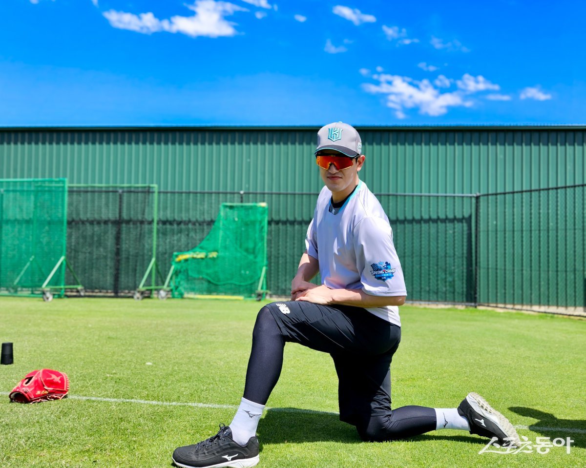 KT 에이스 고영표가 호주 질롱 베이스볼 센터에서 스트레칭을 하고 있다. 사진제공|KT 위즈