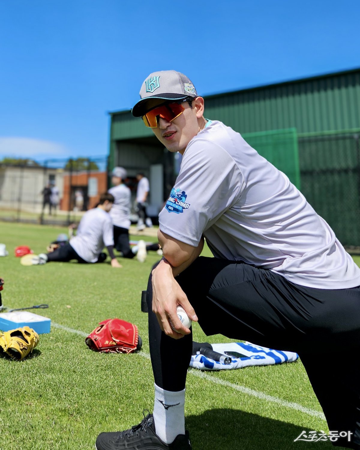 KT 에이스 고영표가 호주 질롱 베이스볼 센터에서 스트레칭을 하고 있다. 사진제공|KT 위즈