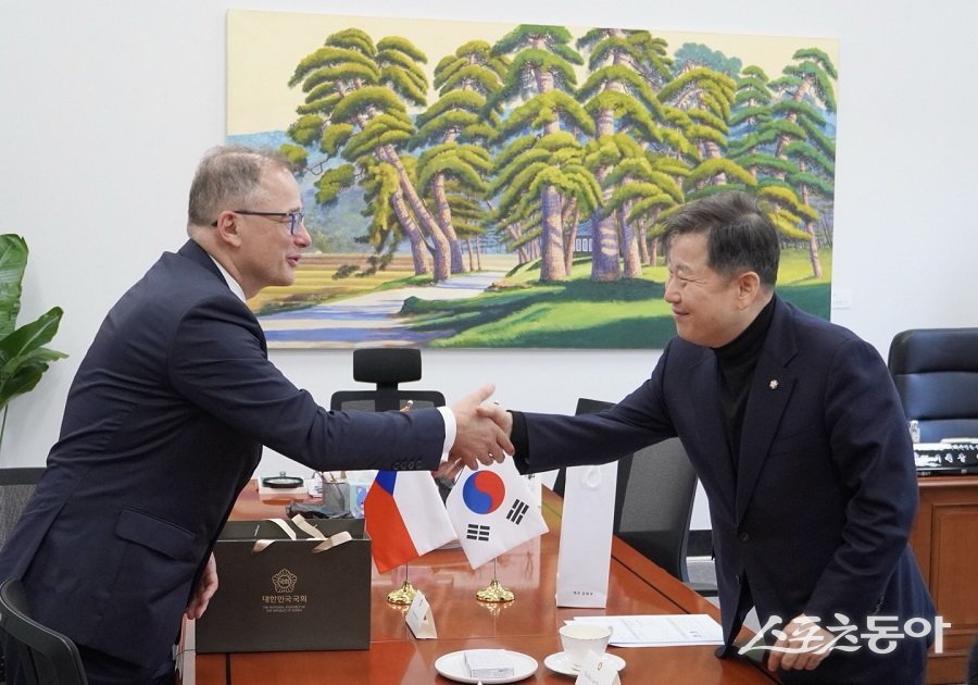 이철규 국회 산자중기위원장 이반 얀차렉 주한 체코대사 접견 모습. 사진제공｜이철규 위원장