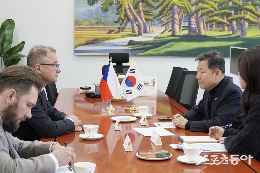 이철규 국회 산자중기위원장 이반 얀차렉 주한 체코대사 접견 모습. 사진제공｜이철규 위원장