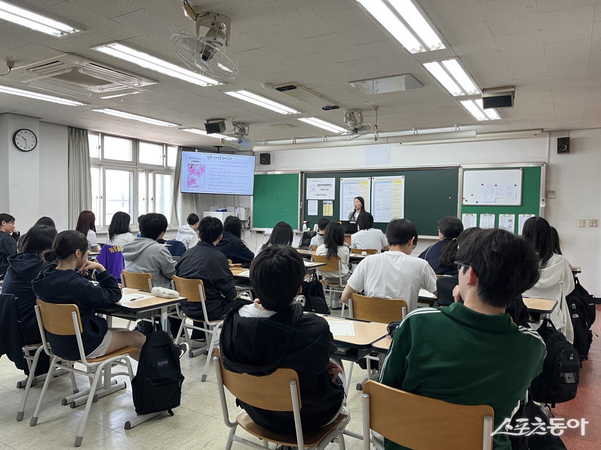 ‘고양유니브‘ 의 대학생 멘토가 학교를 방문해 학과 멘토링을 진행하고 있다. 사진제공ㅣ고양시