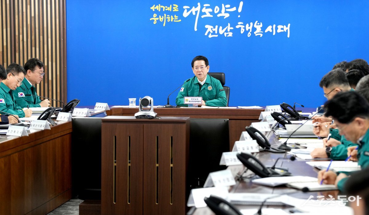 김영록 전남도지사가 4일 오전 도청 재난종합상황실에서 실국장과 영상으로 연결된 시군 부군수들이 참석한 가운데 대설·한파 대비 대책회의를 주재하고 있다. 사진제공=전남도