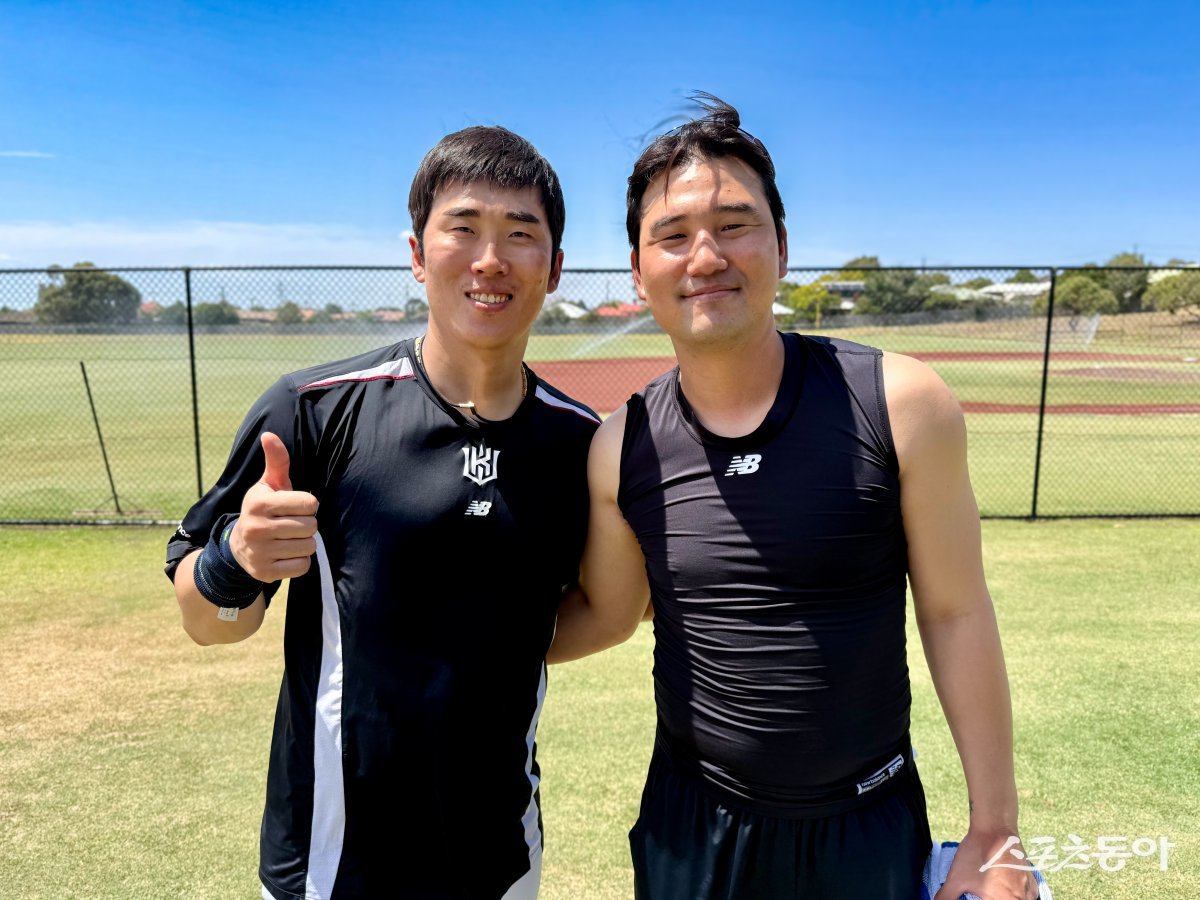 KT 허경민(왼쪽)과 김상수가 4일 호주 질롱 베이스볼 센터에서 스포츠동아와 인터뷰를 한 뒤 포즈를 취하고 있다. 질롱(호주)|김현세 기자 kkachi@donga.com
