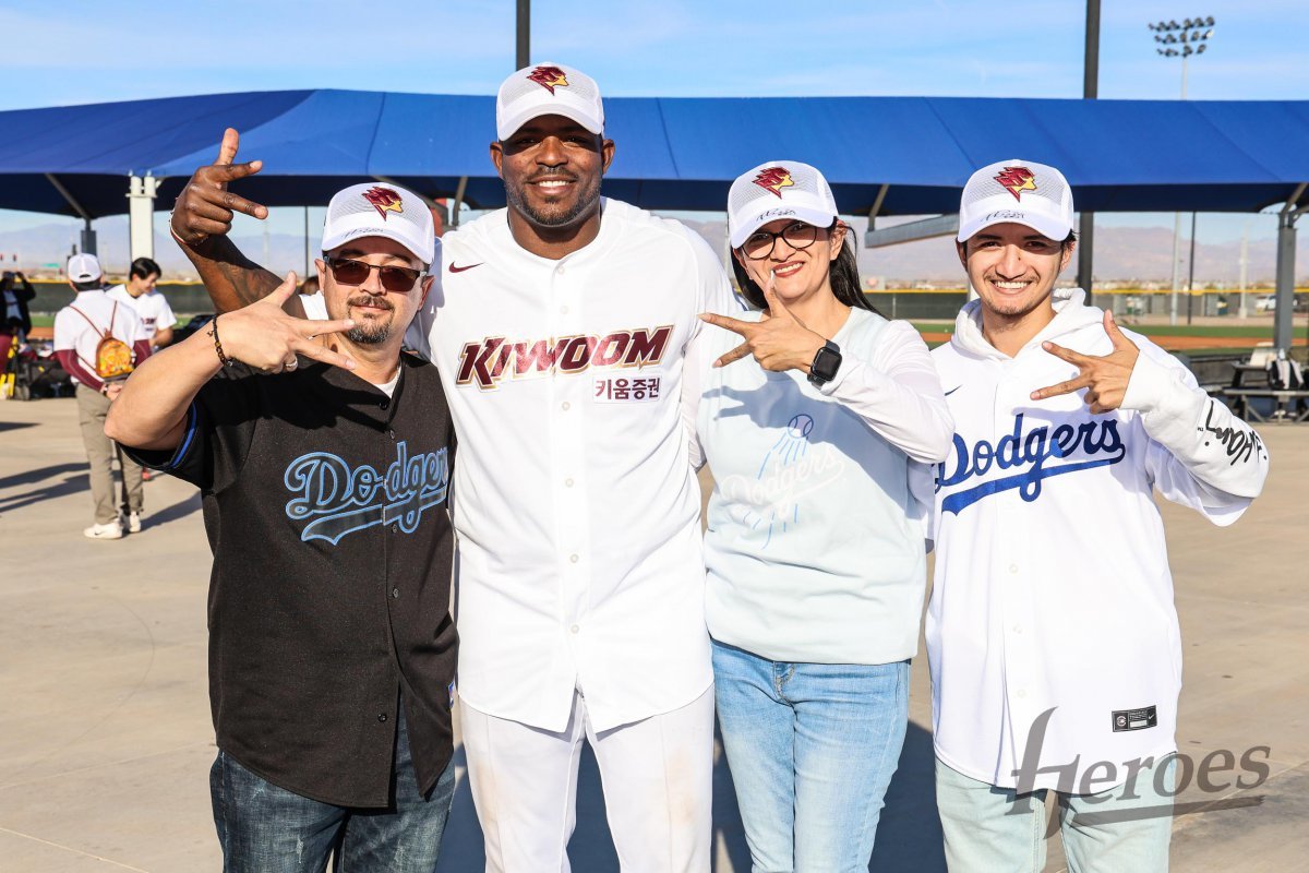 키움 야시엘 푸이그(왼쪽에서 2번째)가 LA에서 메사까지 7시간을 달려온 가족 팬들과 기념촬영을 하고 있다. 사진제공｜키움 히어로즈
