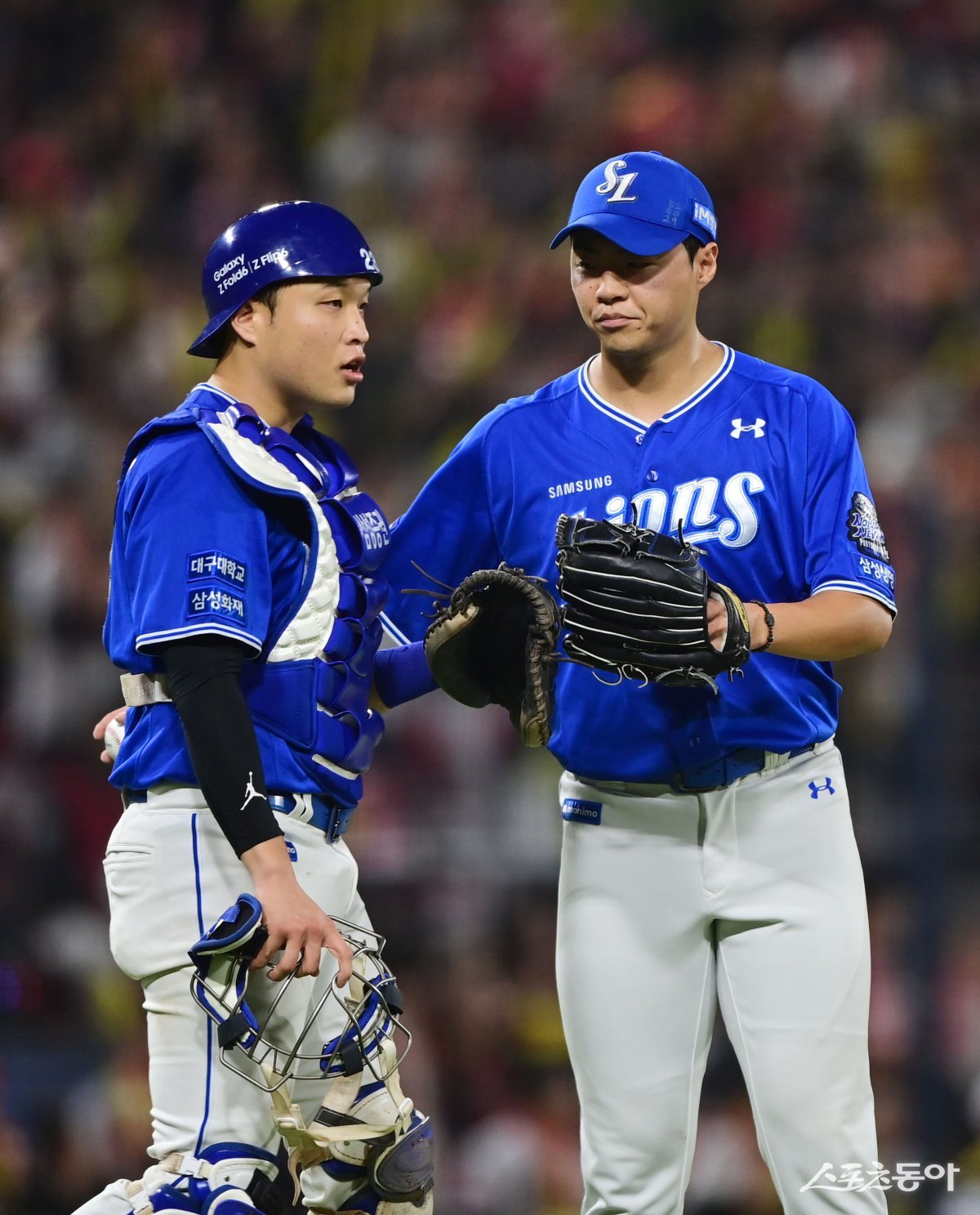 삼성 김무신(오른쪽)은 지난해 PS에서 불펜의 히든카드로 역투했다. 2025시즌에는 삼성 불펜의 새로운 필승카드로 자리 잡을지 궁금하다. 스포츠동아DB