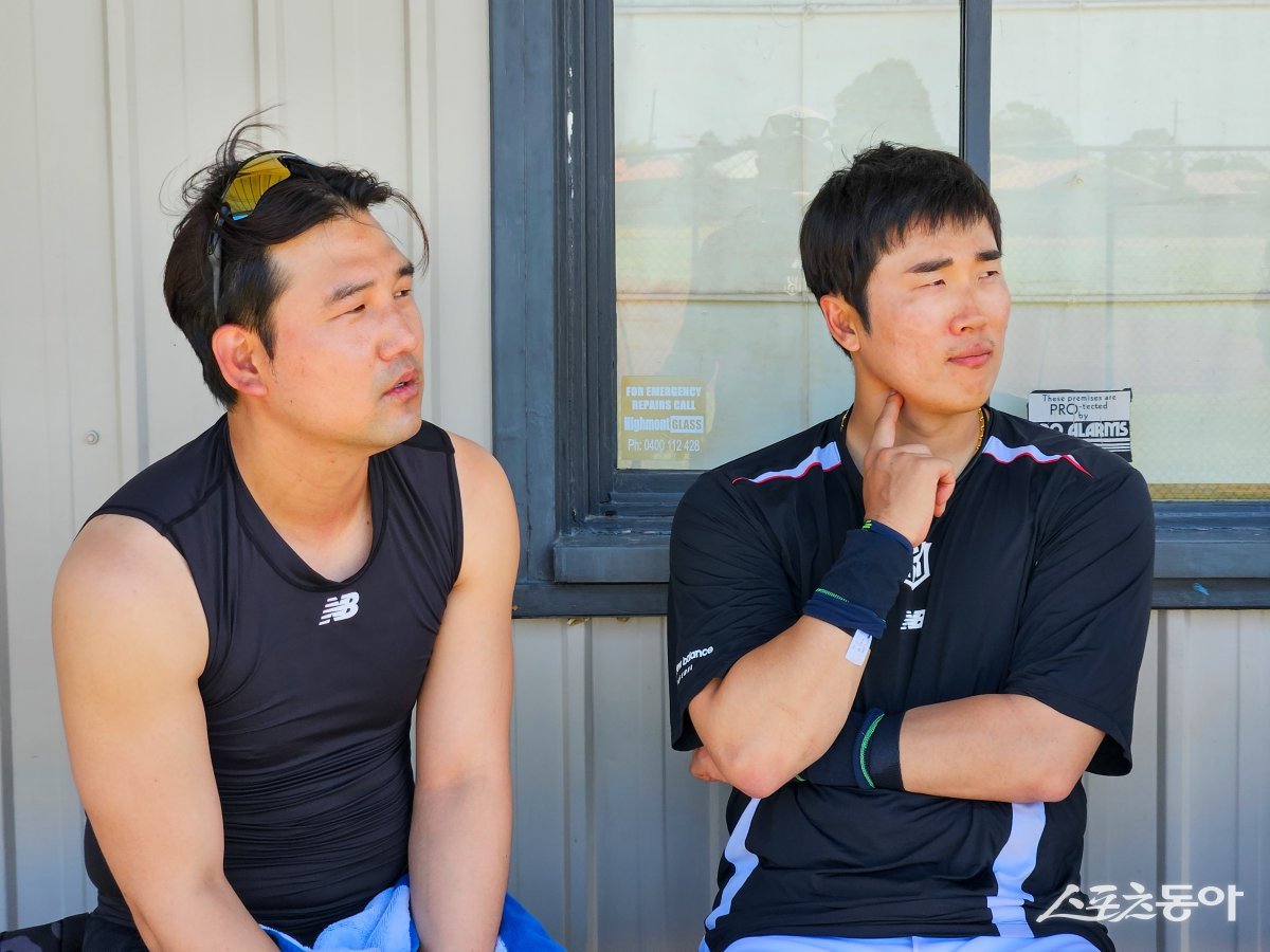 KT 김상수(왼쪽)와 허경민이 4일 호주 질롱 베이스볼 센터에서 스포츠동아와 인터뷰하고 있다. 사진제공|KT 위즈