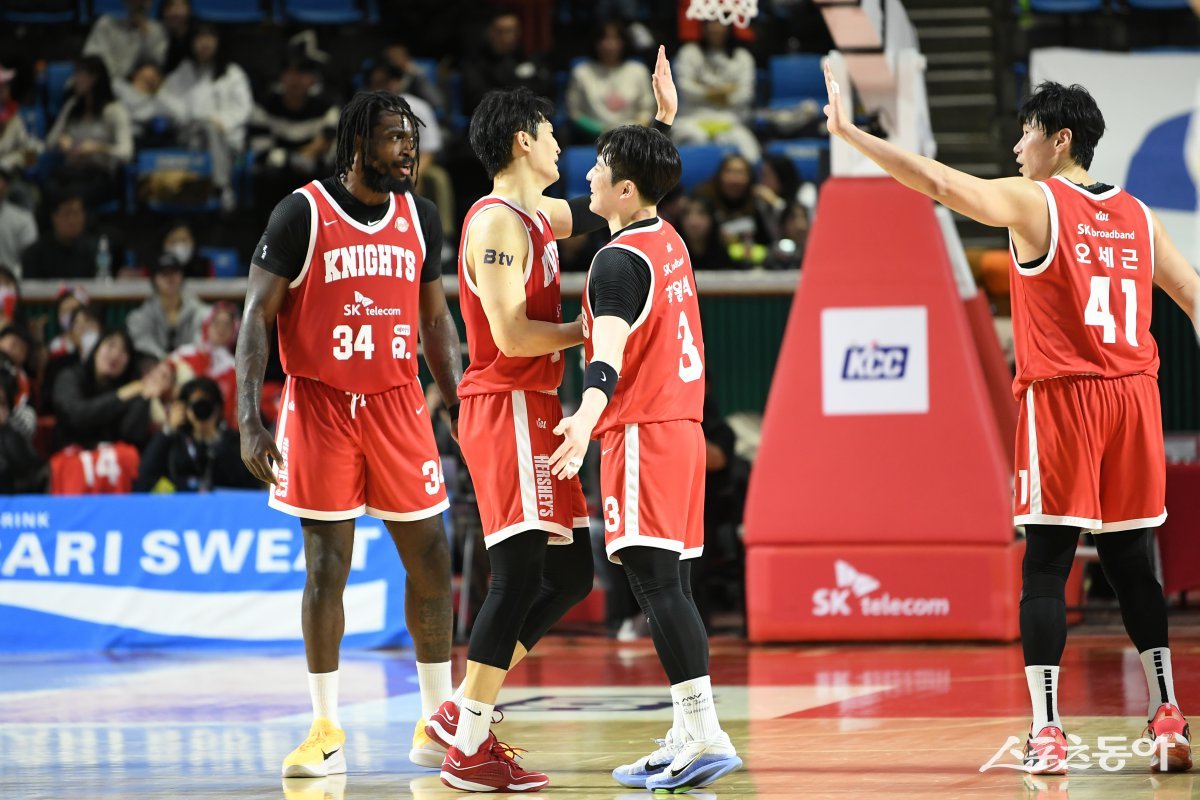 SK 선수들이 3일 잠실학생체육관에서 열린 LG와 홈경기 도중 하이파이브를 하고 있다. SK는 2위에 6.5경기차로 앞서며 정규리그 우승에 다가서고 있다. 사진제공|KBL