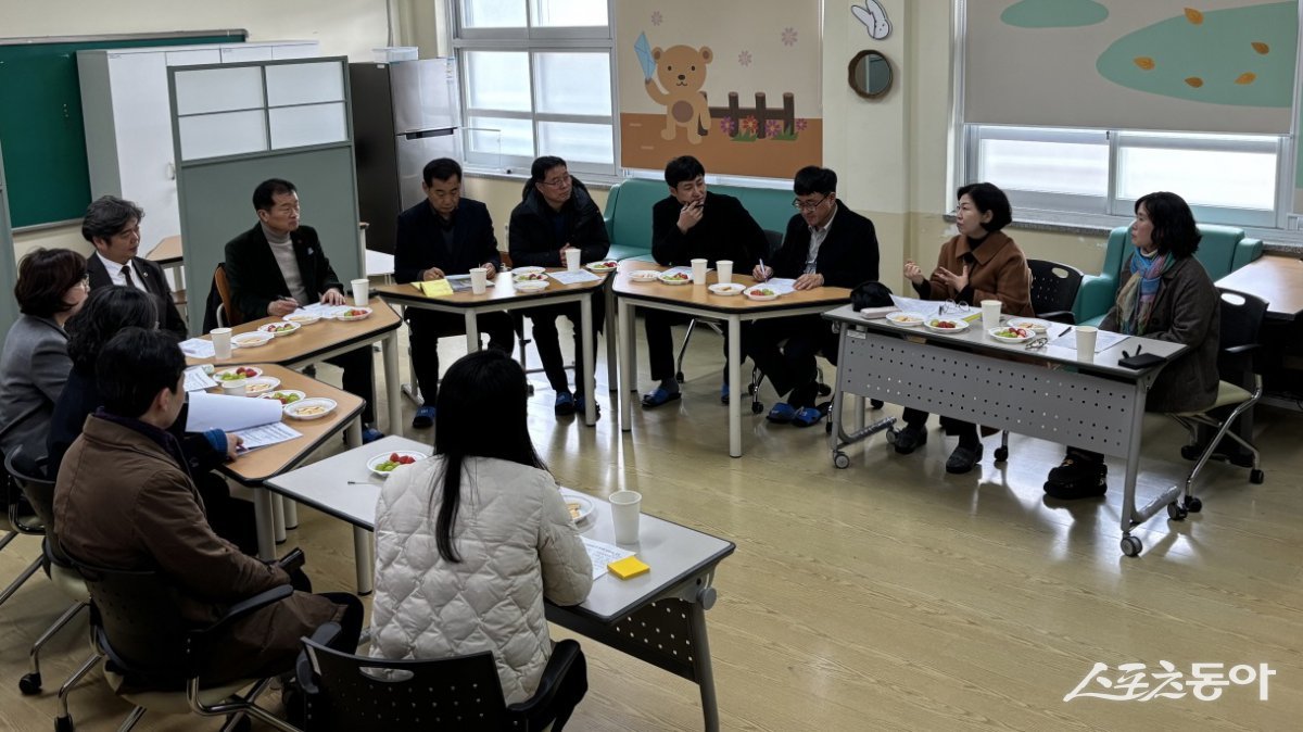 박원종 전남도의원이 지난 3일 영광군 관내 초등학교를 방문하여 늘봄 프로그램 참관과 운영현황을 점검했다. 사진제공=전남도의회