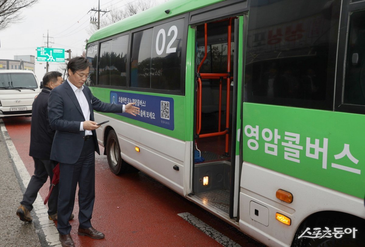 우승희 영암군수가 지난 2024년 영암 콜버스 운행현장을 점검하고 있는 모습. 사진제공=영암군