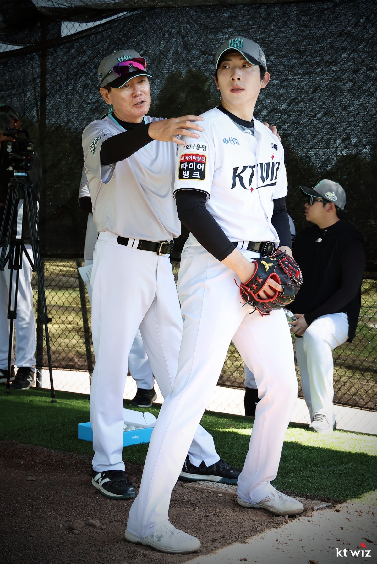 KT 오원석(오른쪽)이 4일 호주 질롱 베이스볼 센터에서 이강철 감독으로부터 투구폼을 교정받고 있다. 사진제공|KT 위즈