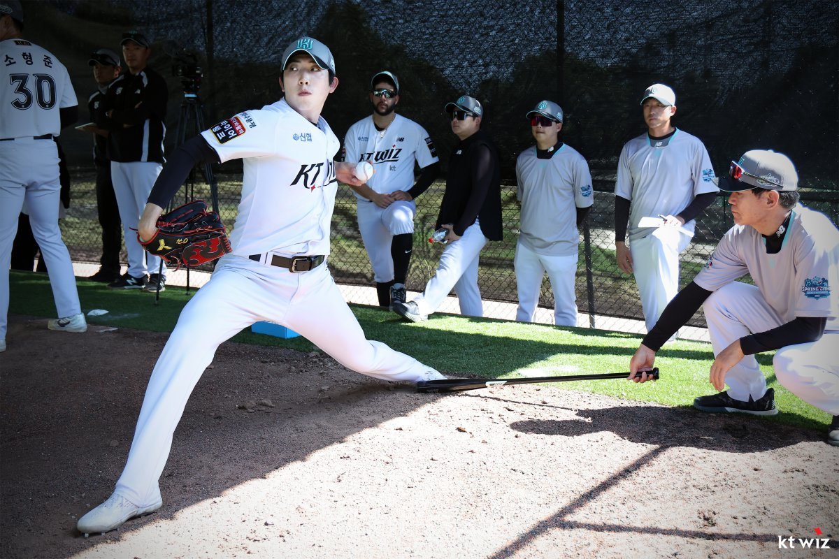 KT 오원석(왼쪽)이 4일 호주 질롱 베이스볼 센터에서 이강철 감독으로부터 투구폼을 교정받고 있다. 사진제공|KT 위즈