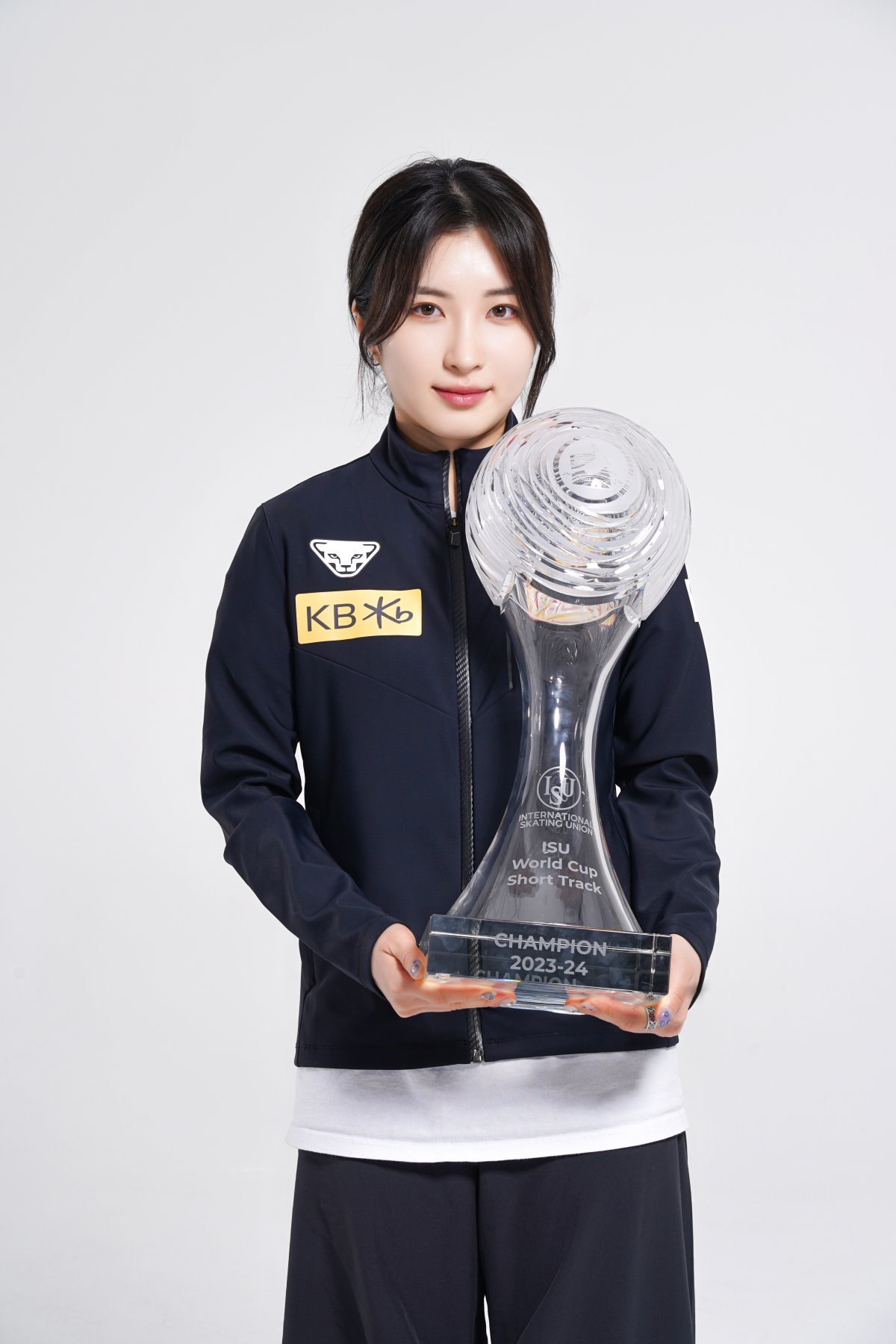 2023·24시즌 쇼트트랙 월드투어에서 크리스털 글로브를 획득한 김길리. 사진제공｜KB금융