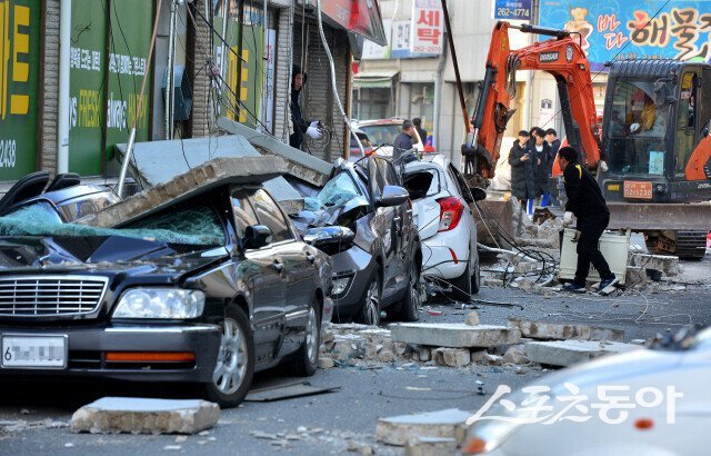 지난 2017년 11월 15일 포항시 북구 흥해읍 일원에서 발생한 진도 5.4의 지진으로 주택과 차량이 파손된 처참한 현장. 사진제공ㅣ포항지진범시민대책본부