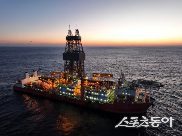 포항 앞바다의 ‘대왕고래 프로젝트’ 시추선 웨스트카펠라호가 탐사 시추작업을 하고 있다. 사진제공ㅣ포항시