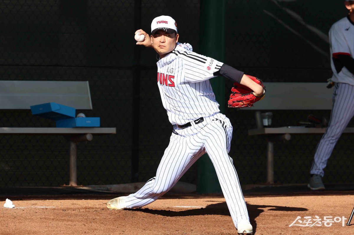 LG 심창민이 미국 애리조나주 스코츠데일 스프링캠프에서 공을 던지고 있다. NC에서 방출돼 테스트 끝에 LG 유니폼을 입은 그는 부활을 꿈꾼다. 사진제공|LG 트윈스