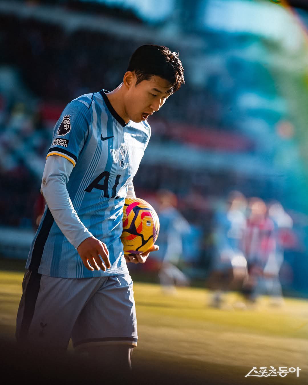 토트넘 주장 손흥민이 2일(한국시간) 브렌트퍼드와 원정경기 도중 코너킥을 차기 위해 볼을 들고 이동하고 있다. 사진출처|토트넘 SNS