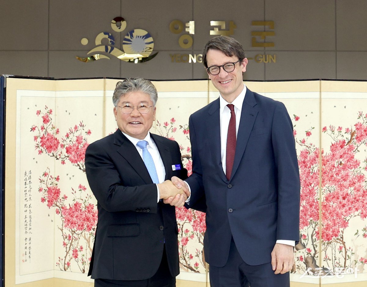 장세일 영광군수가 지난 4일 군청 대회의실에서 필립 베르투 주한 프랑스 대사 및 관계자들과 해상풍력사업 협력을 논의했다. 사진제공=영광군