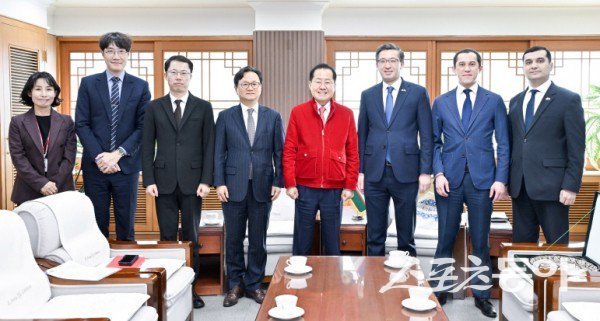 압두살로모프 주한우즈베키스탄 대사 일행이 홍준표 대구시장을 예방해 기념 촬영하고 있다. 사진제공 ㅑ 대구시