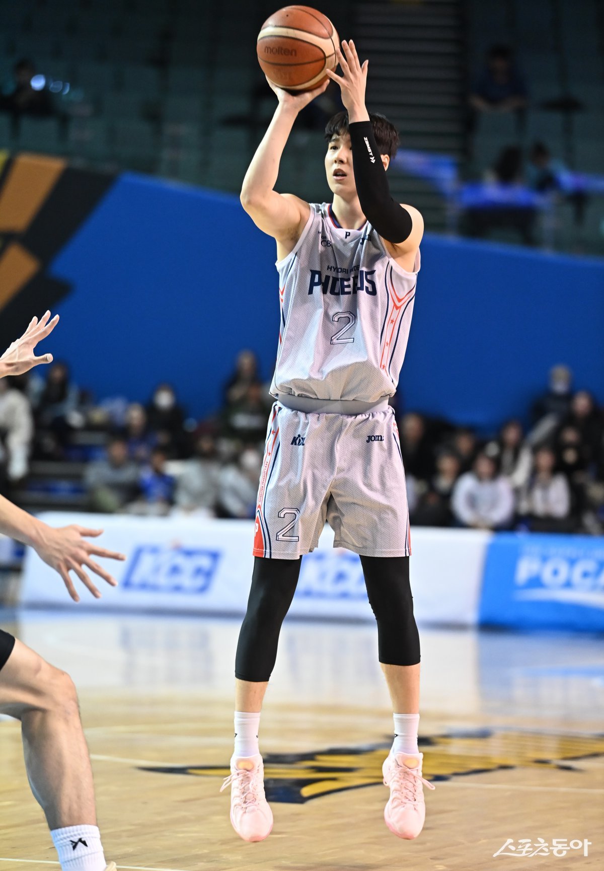 현대모비스 신민석이 5일 삼성과 원정경기 도중 3점슛을 시도하고 있다. 그는 모비스 파워포워드들 가운데 가장 슛이 좋다. 사진제공|KBL