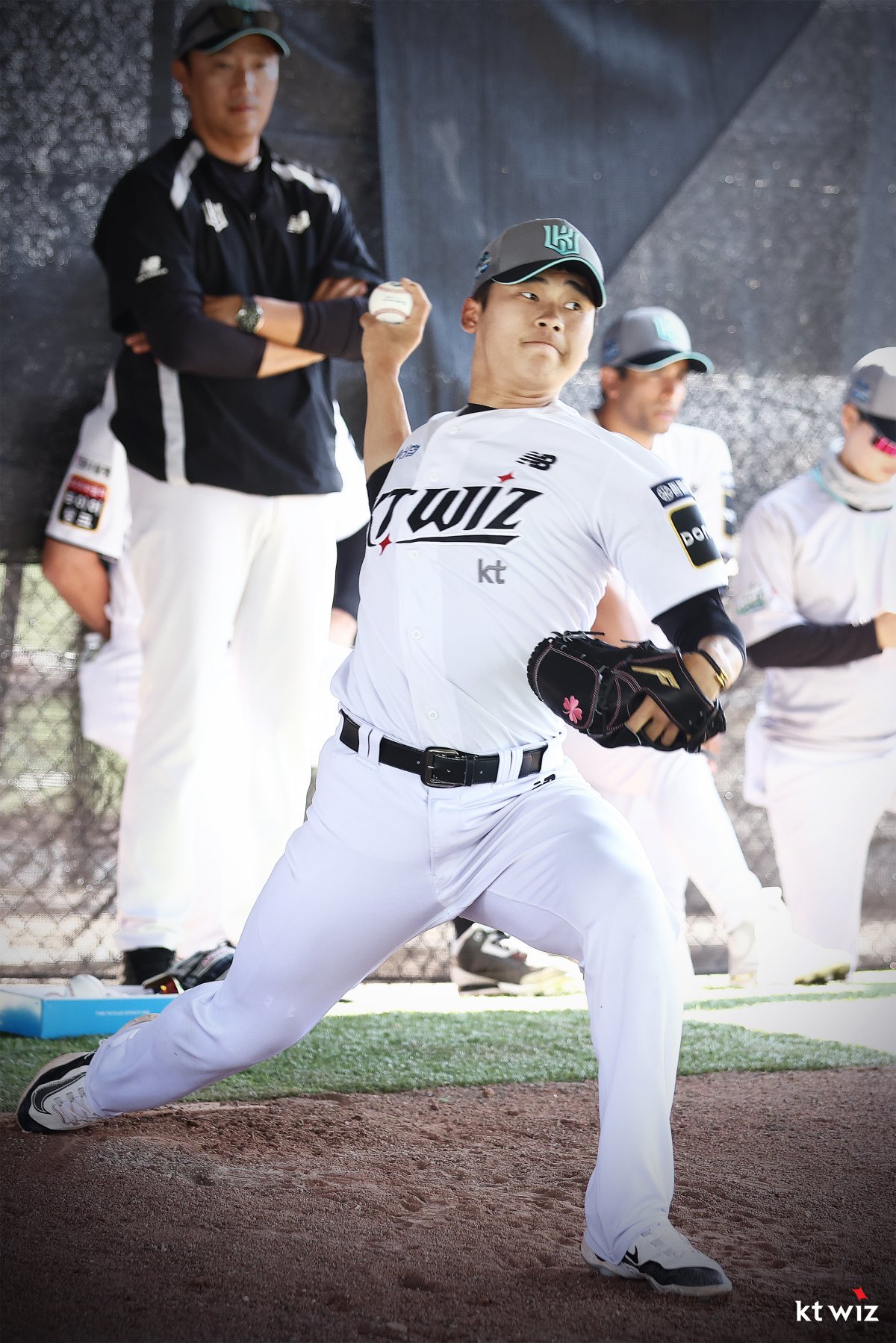 KT 마무리투수 박영현이 6일 호주 질롱 베이스볼센터에서 불펜피칭을 하고 있다. 사진제공｜KT 위즈
