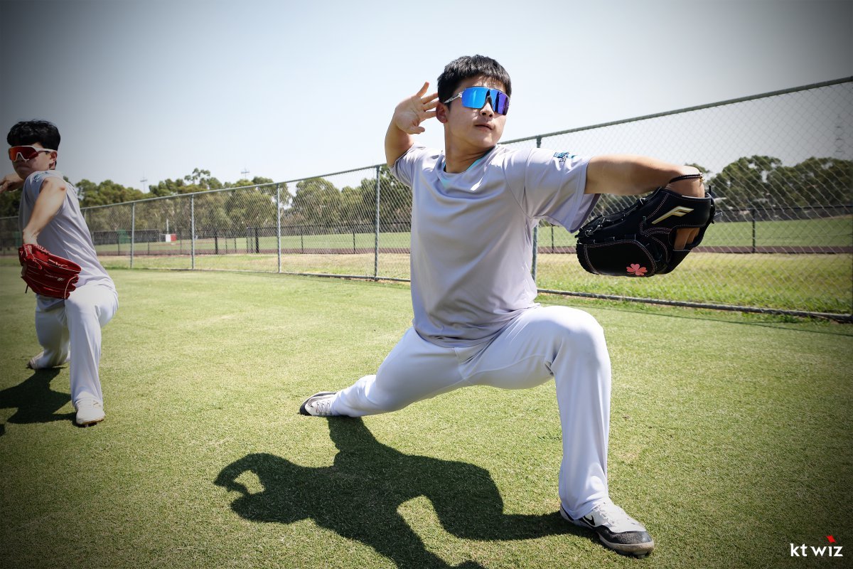 KT 마무리투수 박영현(오른쪽)이 6일 호주 질롱 베이스볼센터에서 손동현과 함께 일명 ‘방향성 훈련’으로 일컫는 하체 밸런스 훈련을 하고 있다. 사진제공｜KT 위즈