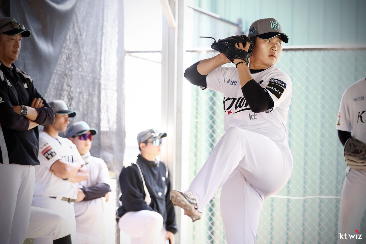 6일 호주 질롱 베이스볼센터에서 불펜피칭을 하는 KT 마무리투수 박영현(오른쪽)과 이를 지켜보는 제춘모 투수코치(왼쪽). 사진제공｜KT 위즈
