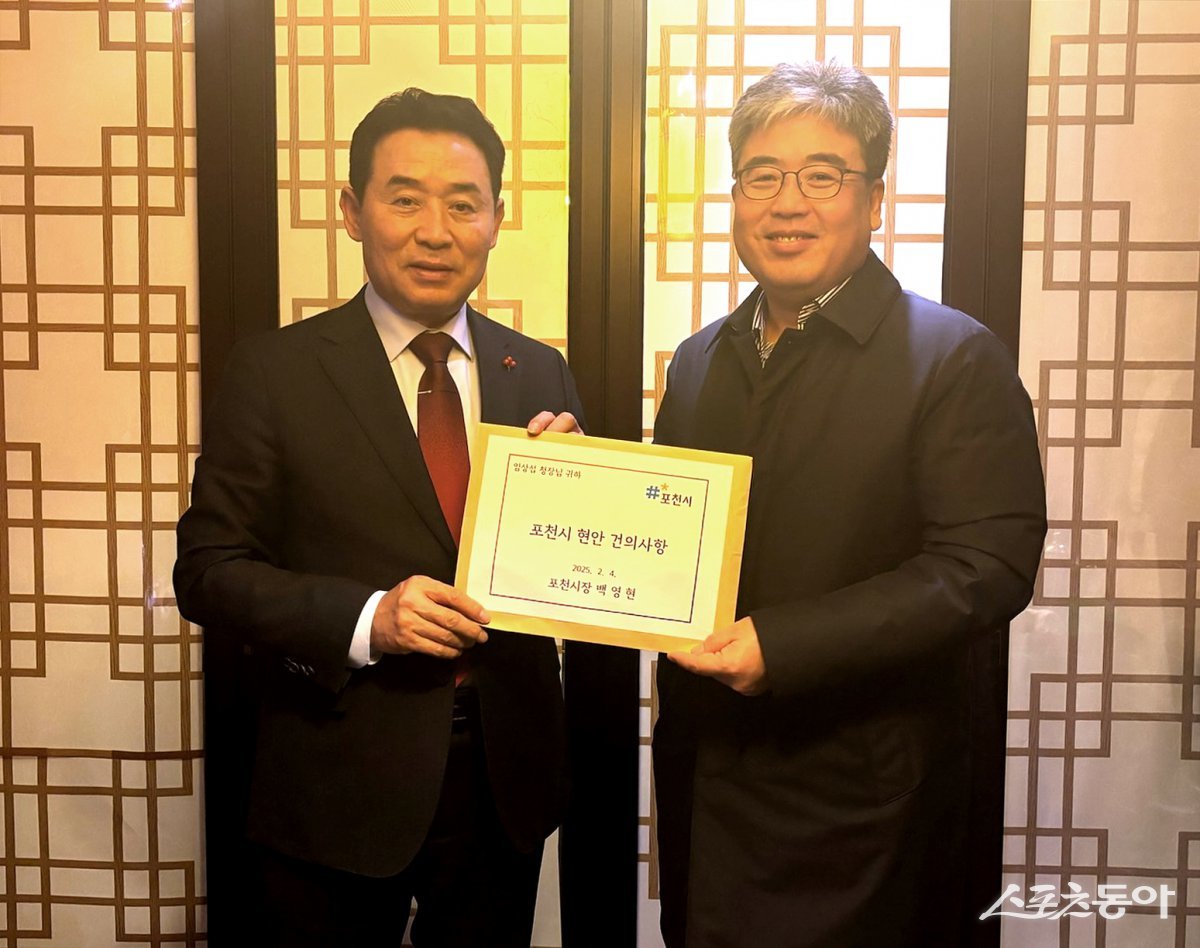 백영현 시장(윈쪽)이 지난 4일 임상섭 산림청장 만나 포천시 산림 현안사업 논의하고 있다. 사진제공ㅣ포천시