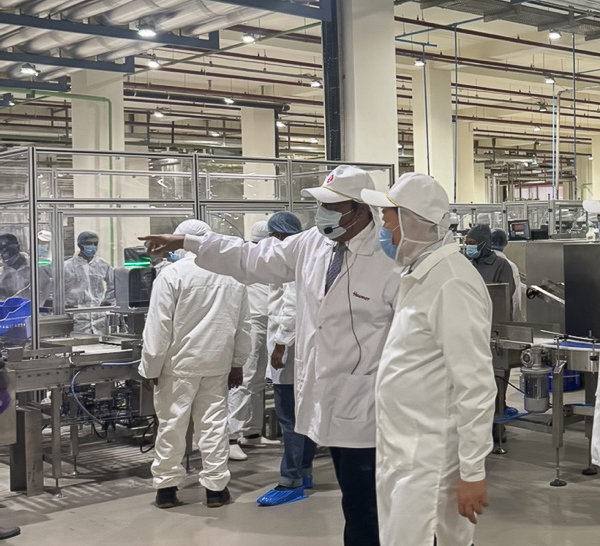 신공장을 둘러보고 있는 신동빈 롯데 회장(오른쪽).