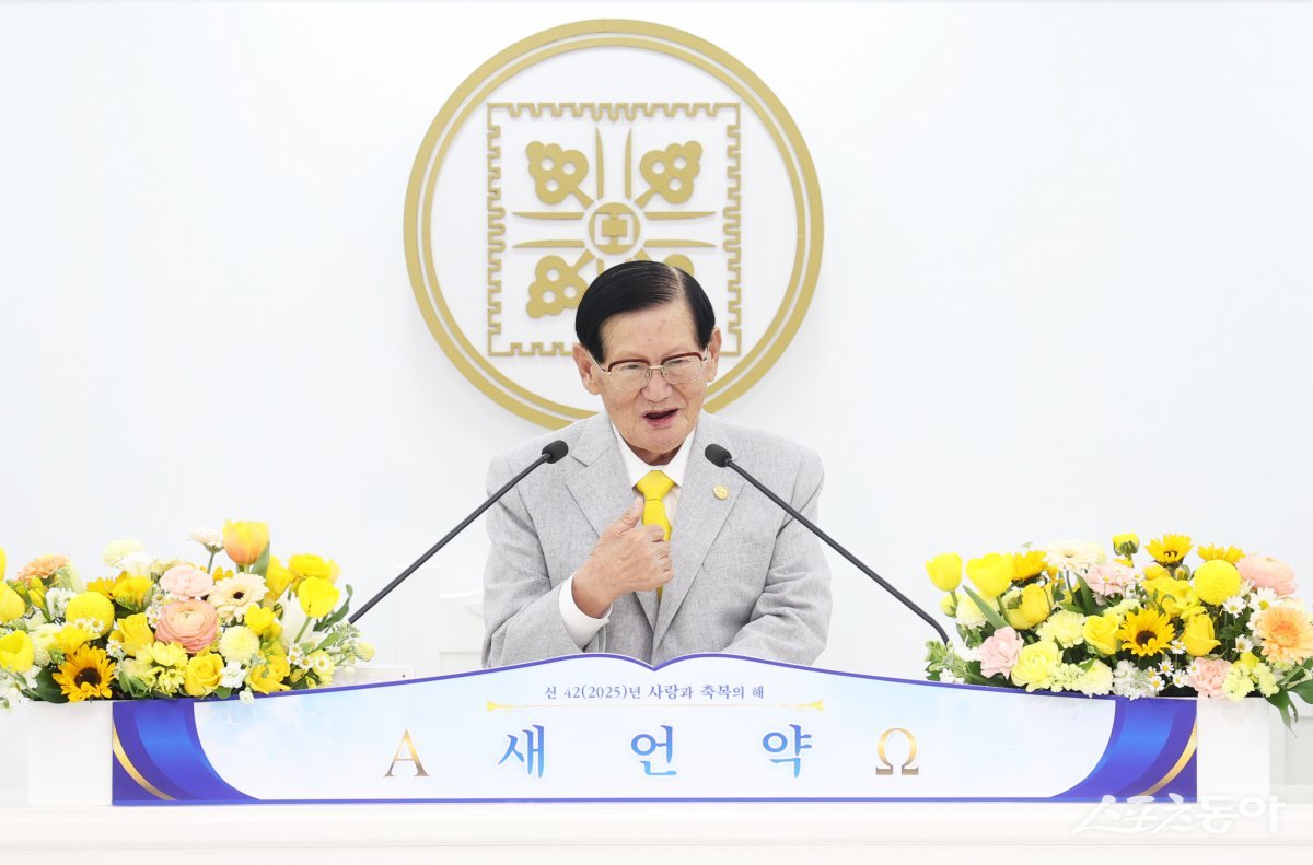 이만희 총회장이 9일 부산야고보지파 거제교회를 방문해 예배 말씀을 전하고 있다. (사진제공=부산야고보지파 거제교회)