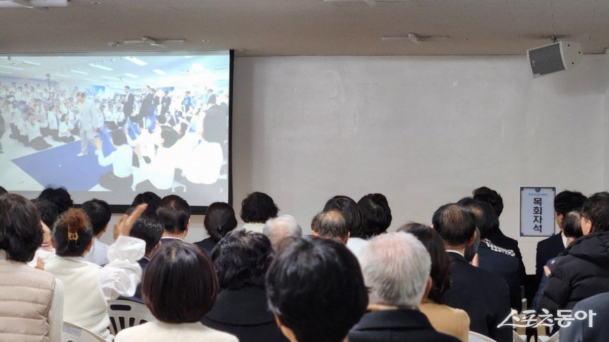 이만희 총회장이 9일 부산야고보지파 거제교회를 방문한 가운데 예배에 참석한 목히자들이 말씀을 듣고 있다. (사진제공=부산야고보지파 거제교회)