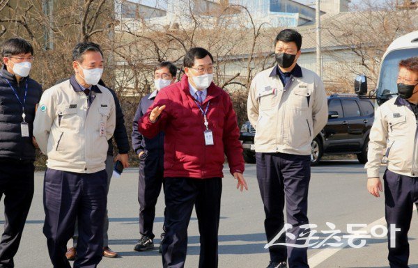 주낙영 경주시장이 관내 중소기업을 방문해 현장 시찰 및 애로사항을 청취하고 있다. 사진제공 ㅣ 경주시