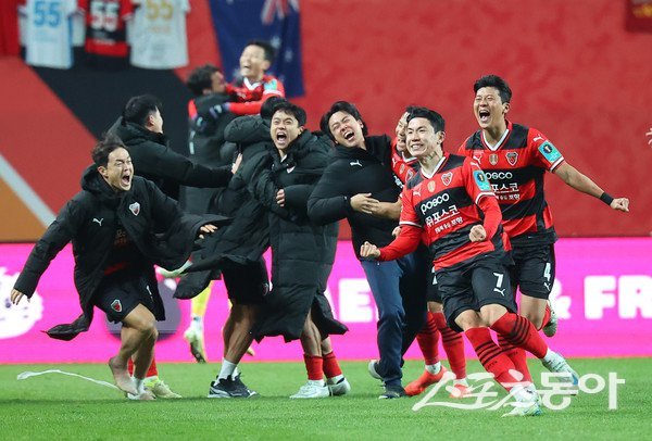 지난해 코아컵 결승에서 우승을 차지한 포항선수들이 기뻐하고 있다. 사진제공ㅣ포항스틸러스