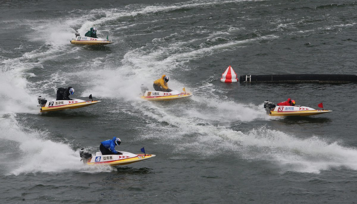 미사경정장에서 선수들이 턴마크를 돌며 경합을 벌이고 있다             사진제공｜국민체육진흥공단