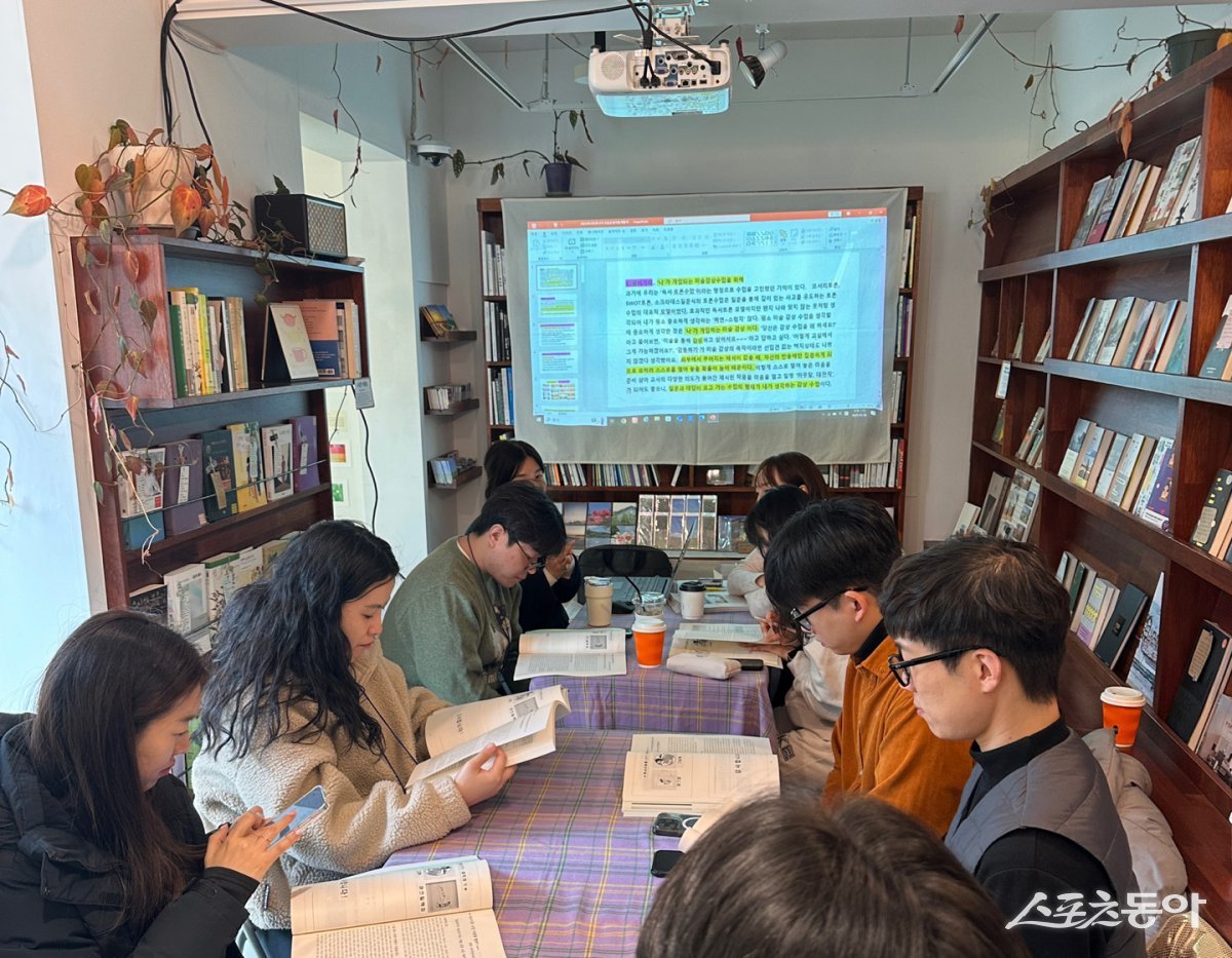 역량강화 연수를 받고 있는 전남교육청 2025 독서인문선도교실 (중등)교사들. 사진제공=전남도교육청