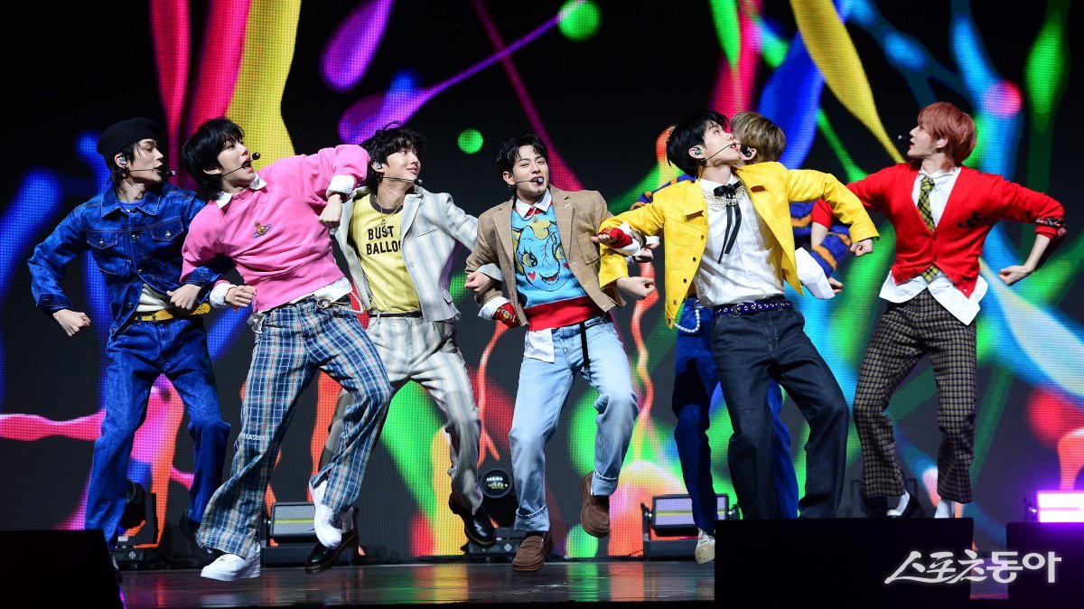 이븐(EVNNE) 네 번째 미니 앨범 ‘핫 메스(HOT MESS)’ 발매 기념 쇼케이스가 10일 서울 광진구 예스24라이브홀에서 열렸다. 이븐이 타이틀곡 ‘HOT MESS’를 공연하고 있다.
김민성 기자 marineboy@donga.com