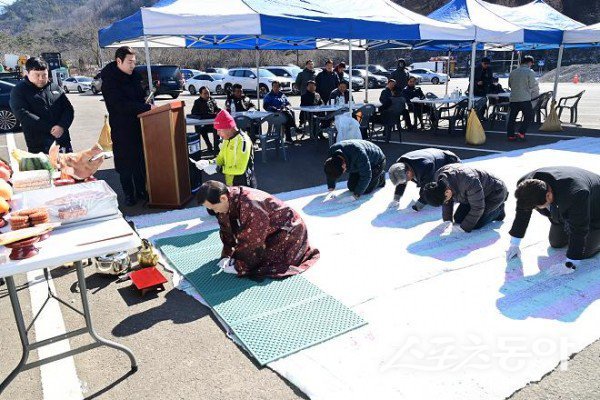 고령군자전거연맹이 군민안전과 자전거문화 활성화를 위한 시륜제를 지내고 있다. 사진제공 ㅣ 고령군