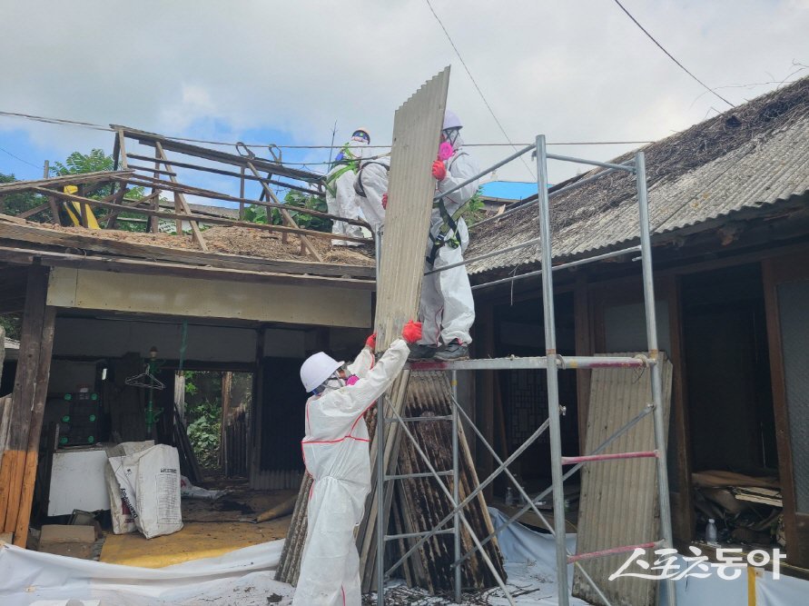 노후 슬레이트 철거 모습. 사진제공ㅣ파주