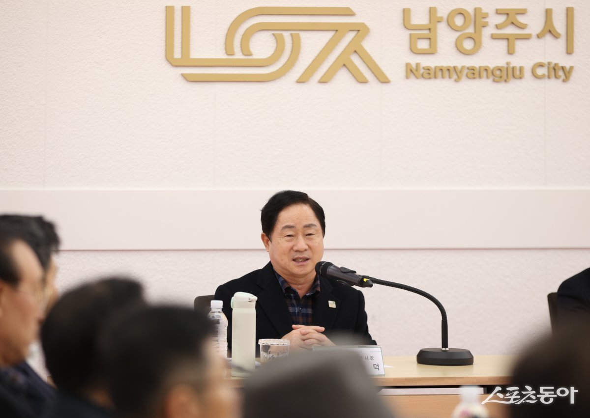 주광덕 시장이 지난 7일 시청 여유당에서 2025년 진정한 시민구단으로 도약한 남양주FC 후원사 대표들과 함께 신년 정담회에서 축사를 하고 있다. 사진제공ㅣ남양주시