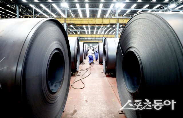 포스코 포항제철소 내 컬러강판 제품 포장 광경. 사진제공ㅣ포스코