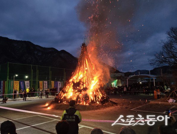 봉화군은 정월대보릉에 액운을 떨쳐내고 풍년을 기원하는 달집태우기 행사를 하고 있다. 사진제공 ㅣ 봉화군