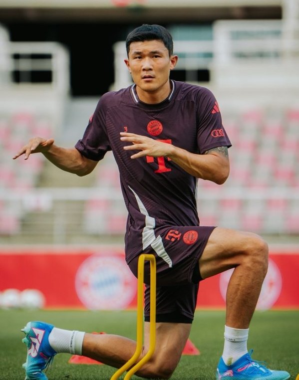 김민재가 13일(한국시간) 스코틀랜드 셀틱파크에서 열릴 셀틱과 2024~2025시즌 UCL 16강 PO 원정경기를 앞두고 훈련에서 제외됐다. 아킬레스건과 무릎 통증을 안고 있는 그에게 휴식을 부여하기 위함으로 보인다. 사진출처|바이에른 뮌헨 SNS