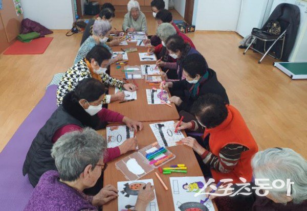 경주시 한 경로당에서 어르신들이 창작활동을 하고 있다. 사진제공 ㅣ 경주시