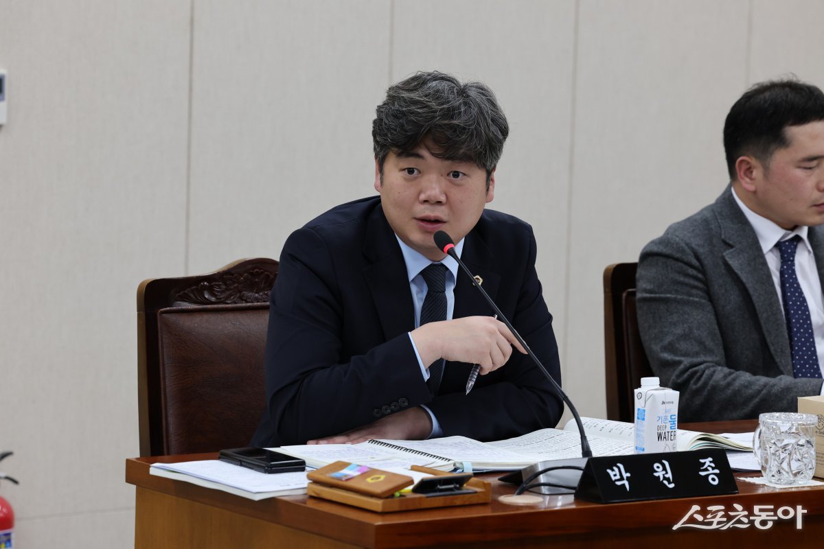 박원종 전남도의원이 지난 6일 제387회 임시회 전라남도교육청 업무보고에서 질의를 하고 있다. 사진제공=전남도의회