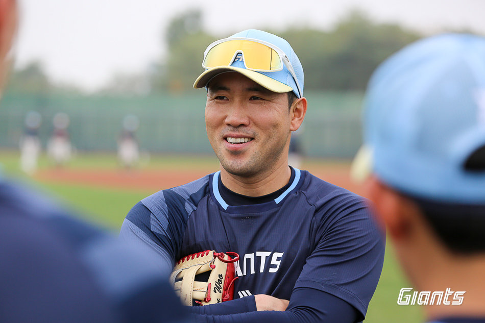 롯데 주장 전준우가 대만 타이난 스프링캠프 도중 훈련을 앞두고 선수단 사기를 북돋고 있다. 사진제공|롯데 자이언츠