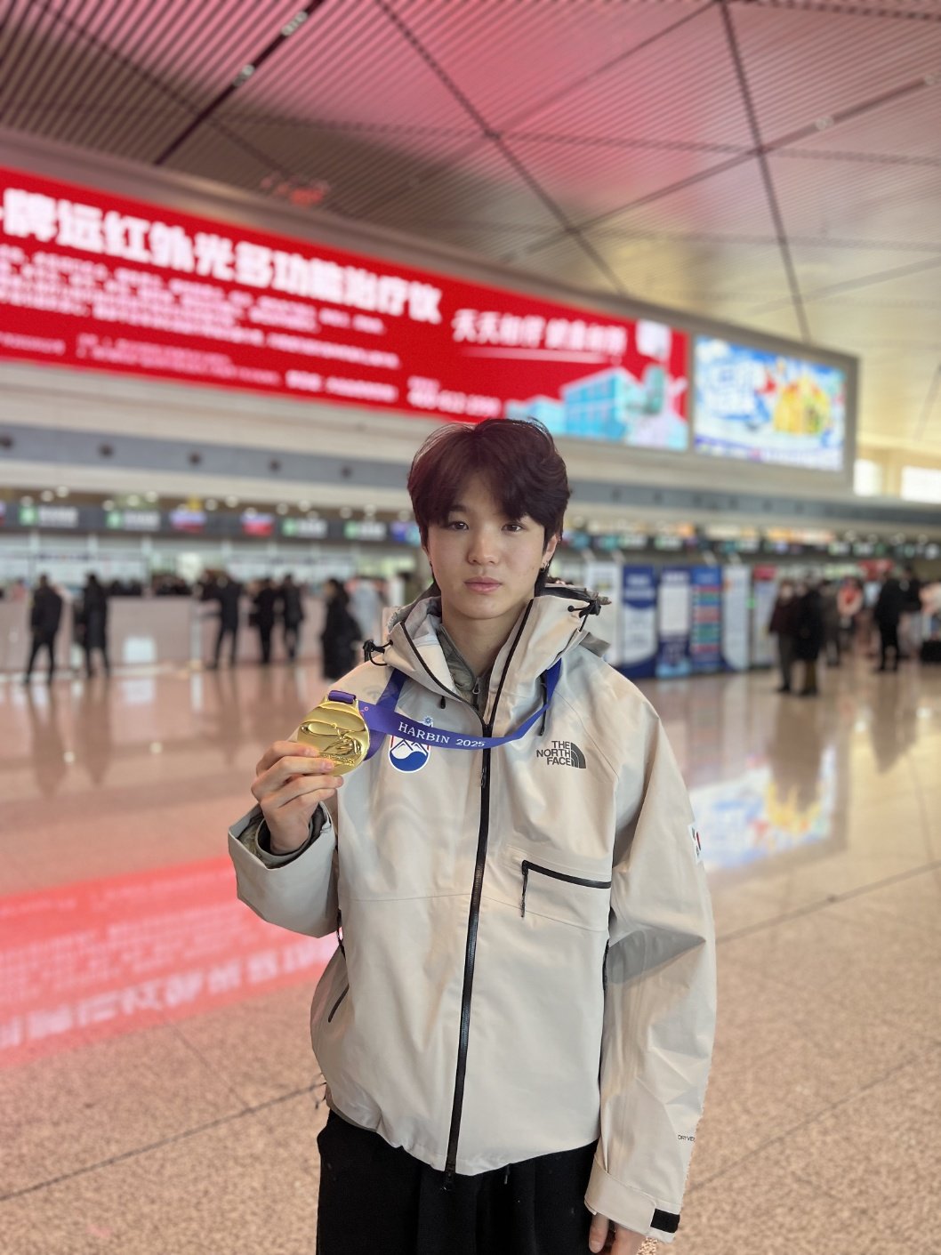 영원아웃도어(대표 성기학)의 노스페이스 애슬리트팀 소속 이승훈 선수가 한국 프리스타일 스키 선수 최초로 아시안게임에서 금메달을 획득하고 기념촬영을 하고 있다. 이승훈은 8일 중국 야부리 스키리조트에서 열린 2025 하얼빈 동계 아시안게임 남자 프리스타일 스키 하프파이프 결선에서 97.5점을 따내 우승을 차지했다.