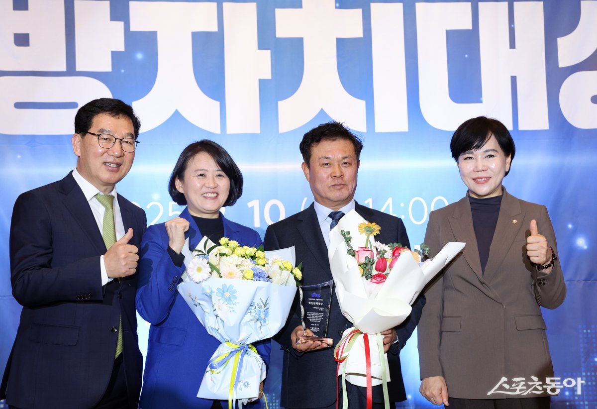 이학수 정읍시장이 지난 10일 국회도서관 대강당에서 열린 ‘제1회 더불어민주당 지방자치대상’ 시상식에서 혁신정책 부문 대상을 수상했다. 사진제공=정읍시