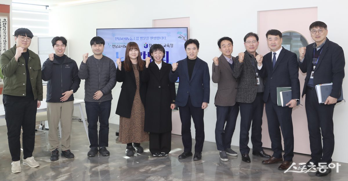 김대중 전남도교육감이 11일 노동조합 사무실에서 전남교사노조 관계자들과 파이팅을 외치며 기념 촬영을 하고 있다. 사진제공=전남도교육청